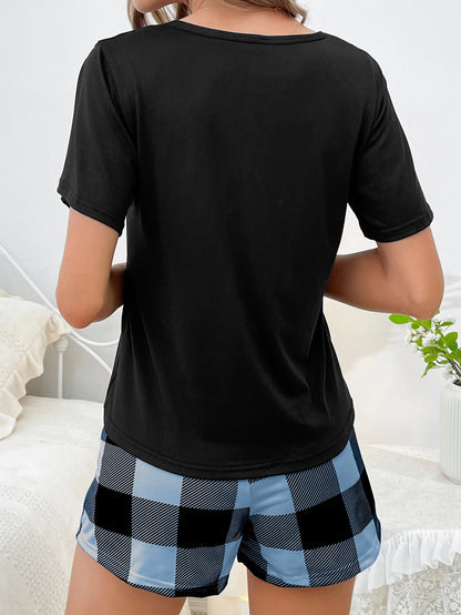 Damen-Pyjama-Set im neuen Stil. Schwarzes Oberteil mit karierten Shorts, zweiteilig, lässige Heimkleidung.