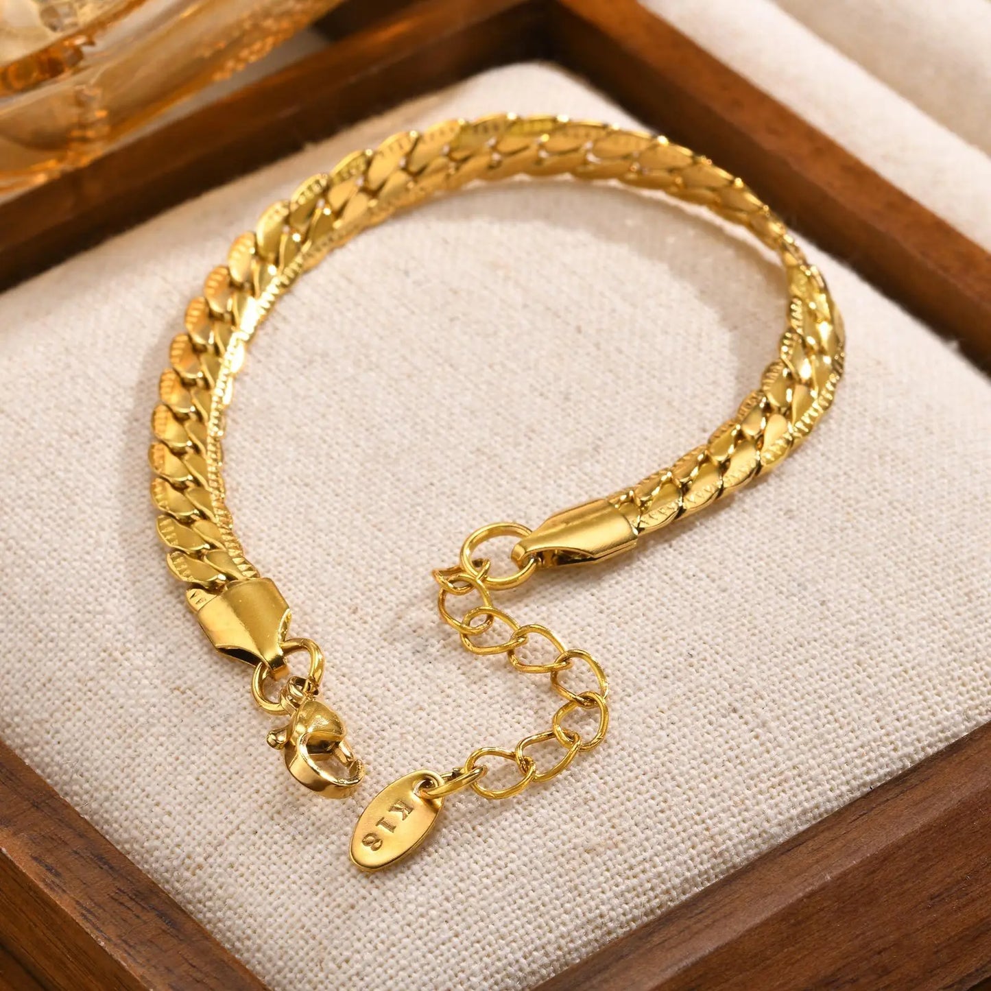 Vnox 6mm Flat Cuban Chain Bracelets for Women Girls, Macrame Edge Curb Links Bracelet,Gold Plated Stainless Steel with K18 Stamp.