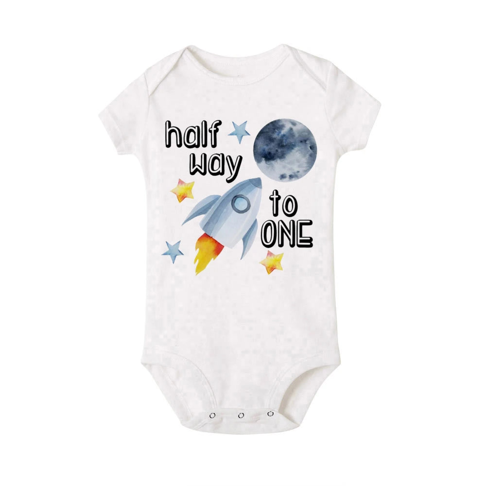 Halber Geburtstag Junge Raum Stram pler auf halbem Weg zu einem halben Body Baby 6 Monate altes Outfit 6 Monate Fotoshooting Raum 1/2 Geburtstag Shirt.