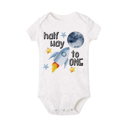 Halber Geburtstag Junge Raum Stram pler auf halbem Weg zu einem halben Body Baby 6 Monate altes Outfit 6 Monate Fotoshooting Raum 1/2 Geburtstag Shirt.