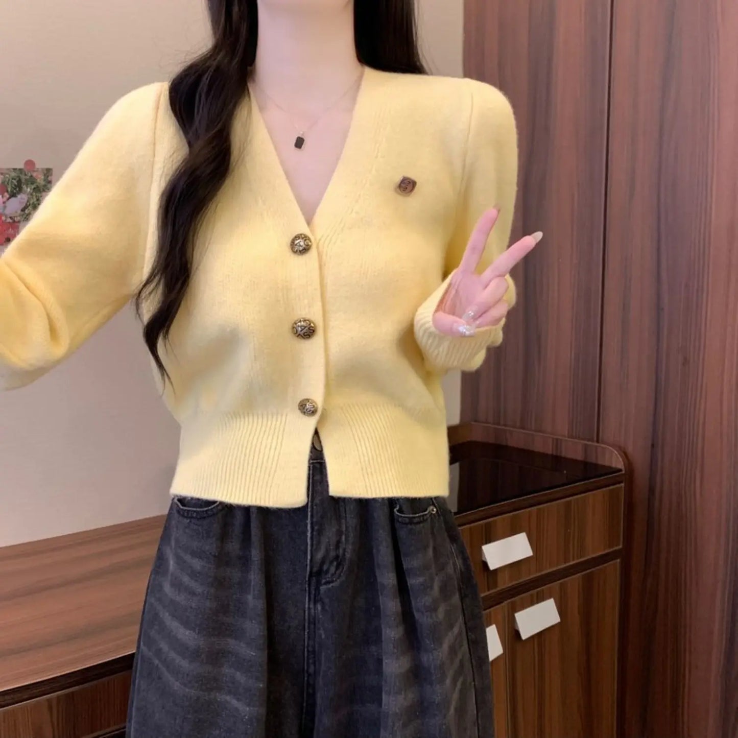Women Clothes Spring Autumn Fashion Casual Button Solid Color Ladies All-match V-neck Long Sleeve Appear Thin Knitwear Cardigan.