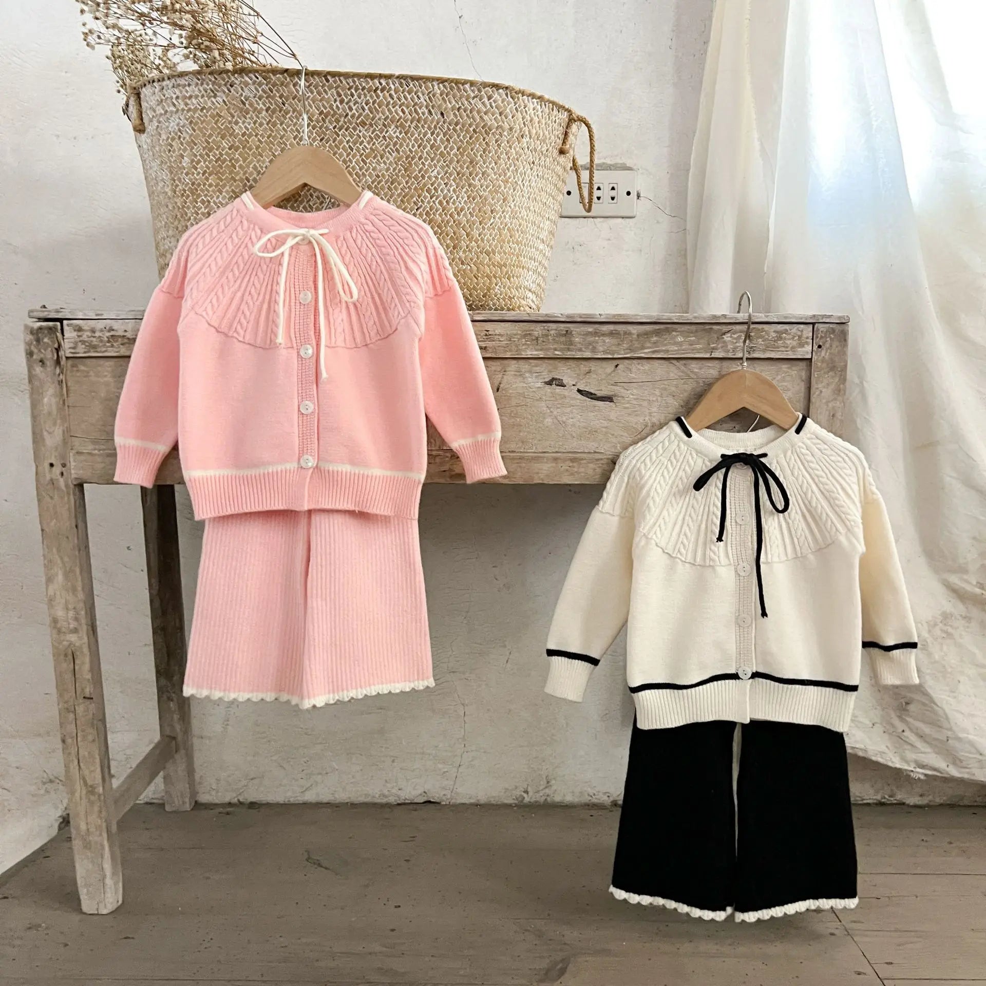 Ins Mädchen Baby reine Baumwolle Lotusblatt Kragen Top Bauch Hosen Pullover Set für Kinder Herbst und Winter Wärme Set.