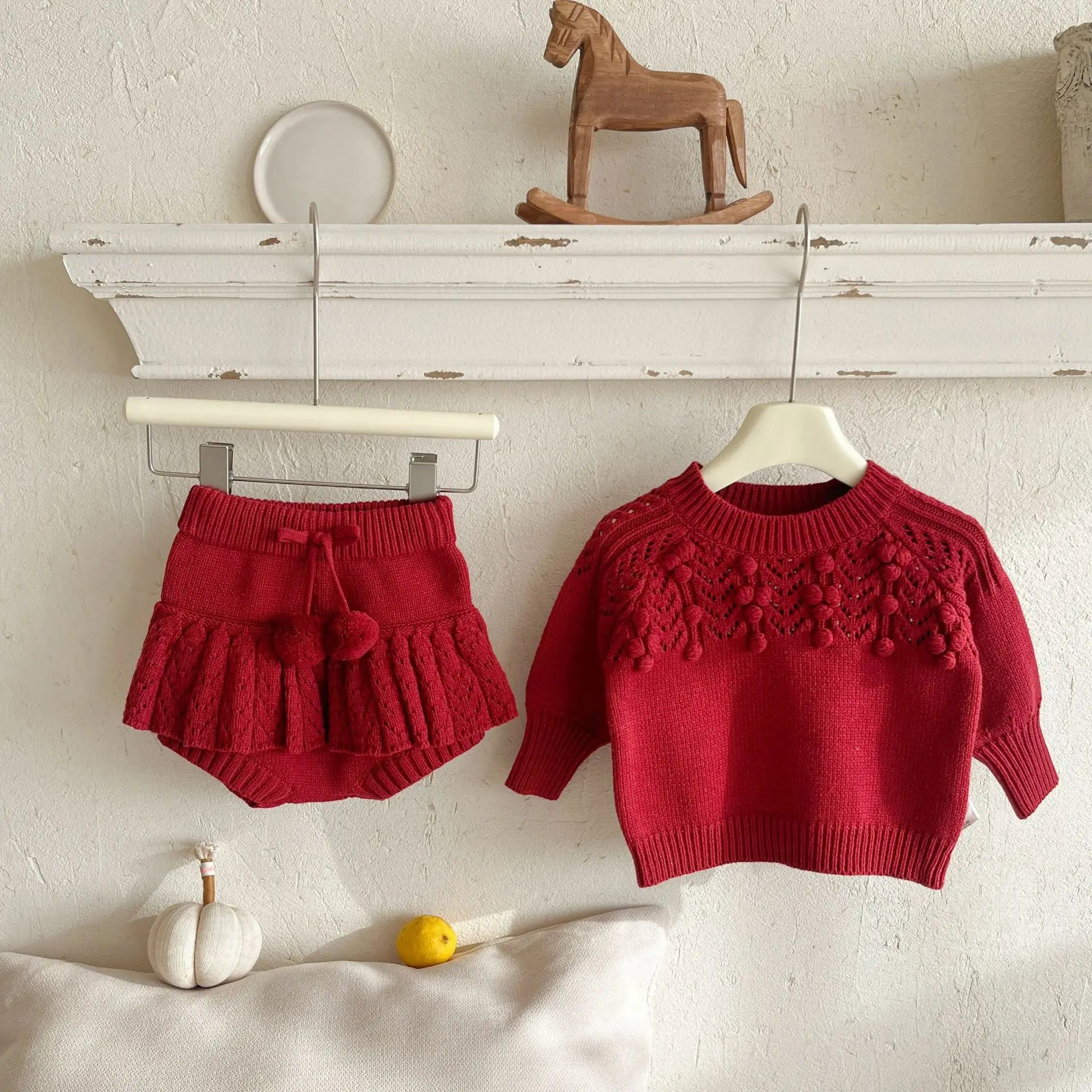 Babykleidungsset 2025, Herbst und Winter, neuer Baby-Strickanzug, Handhaken, Ballpullover + Blasenball-Rock, Hose.