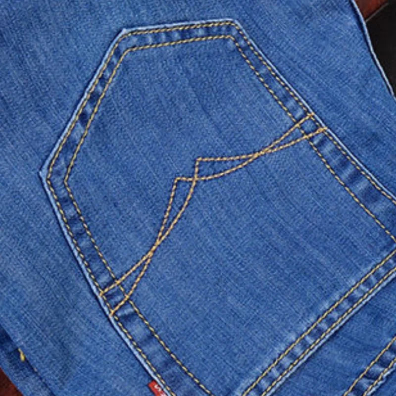 Herrenjeans, lässige Arbeitsjeanshose mit geradem Bein, elastisch, modisch, klassisch, blau und schwarz, Herren-Markenkleidung.