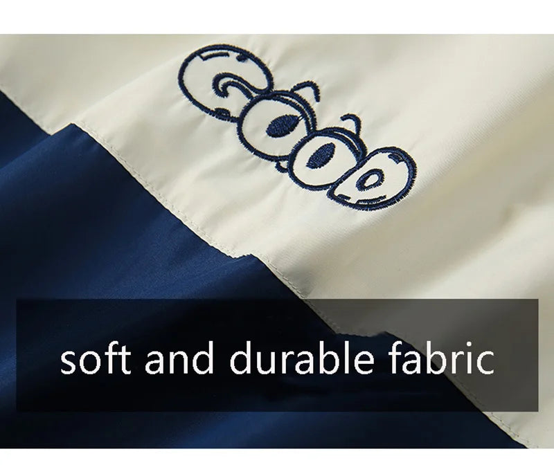 2025 Herbst winddichter Babyspielanzug für Neugeborene, Farbblock, Druckknopf, Kapuze, einteilig, 0–2 Jahre, Säuglings-Outdoor-Regenmantel-Overall.