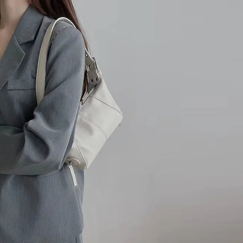 Underarm bag cool pull girl niche design shoulder bag retro leather zipper handbag.