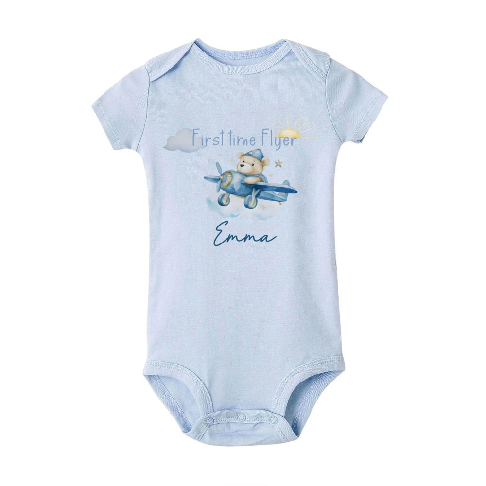 Benutzer definierte Name Erste Zeit Flyer & Bär Flugzeug drucken Baby Bodysuit lässig Kurzarm Säugling Stram pler Baby Souvenir Geschenke Kleidung.