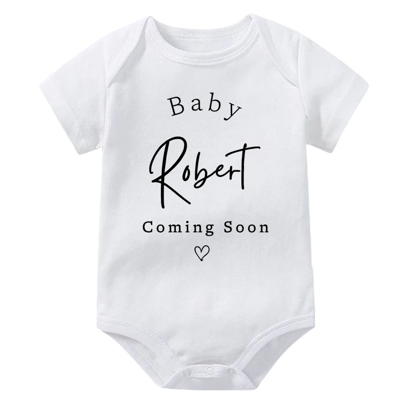Personalisierter Baby-Body zur Schwangerschaftsankündigung, individueller Baby-Name, der bald kommt, Strampler aus Baumwolle, personalisierter Kleinkind-Overall.