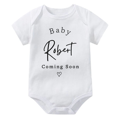 Personalisierter Baby-Body zur Schwangerschaftsankündigung, individueller Baby-Name, der bald kommt, Strampler aus Baumwolle, personalisierter Kleinkind-Overall.