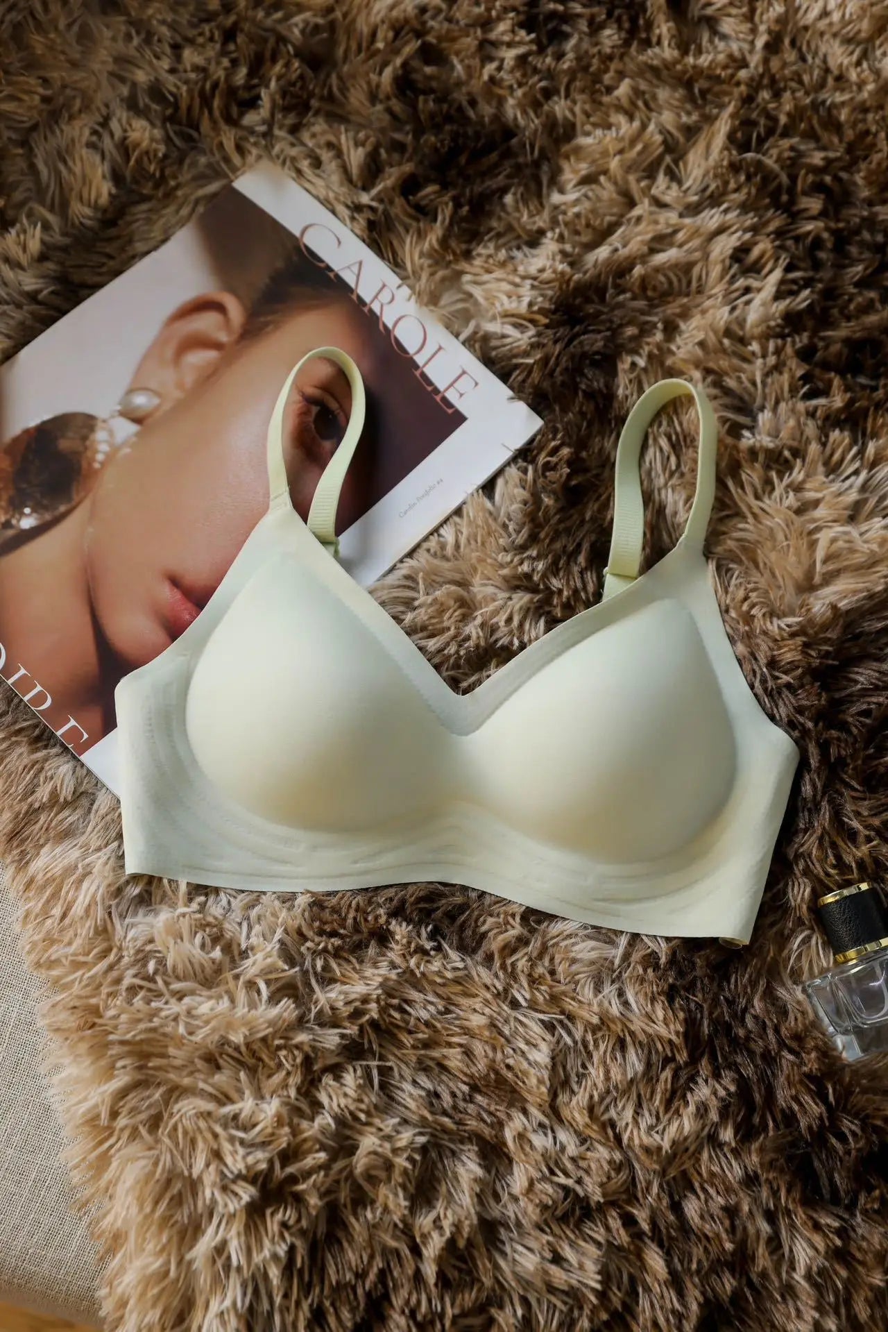 Small breast seamless bra Women's small breast push-up comfortable non-underwire soft support closed breast bra.