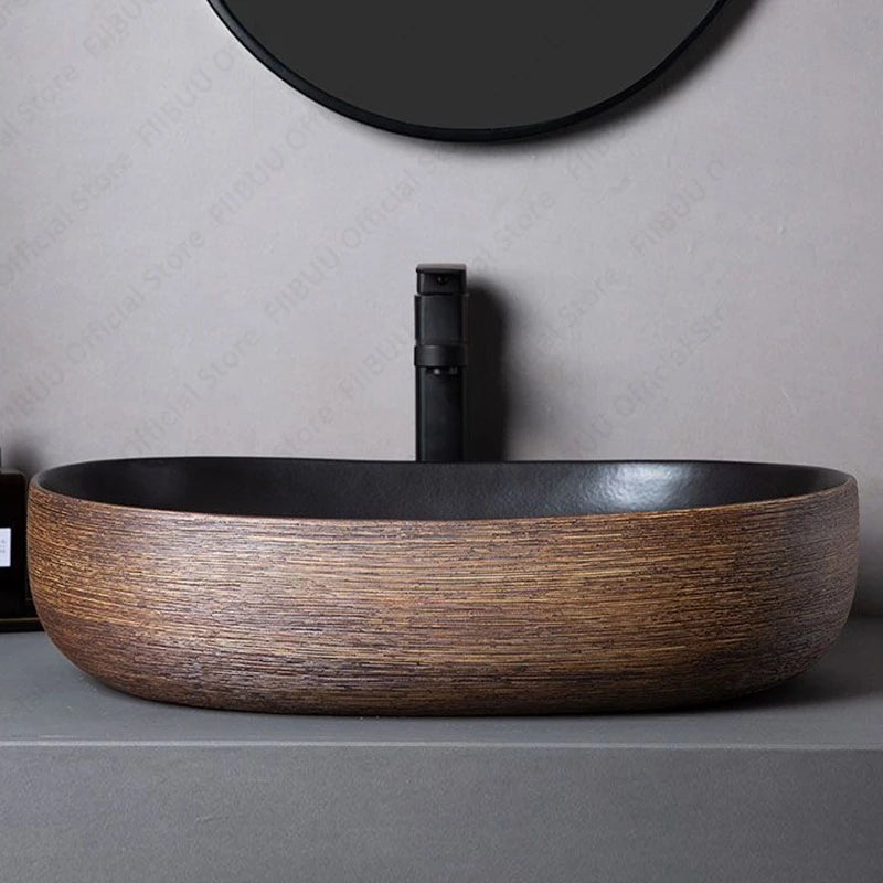 Braunes Porzellan-Keramik-Waschbecken über der Theke, Waschtisch, Schüsselbecken, Badezimmer, Sanitär, Balkon, Tisch, Waschbecken, Arbeitsplatte, ovales Waschbecken