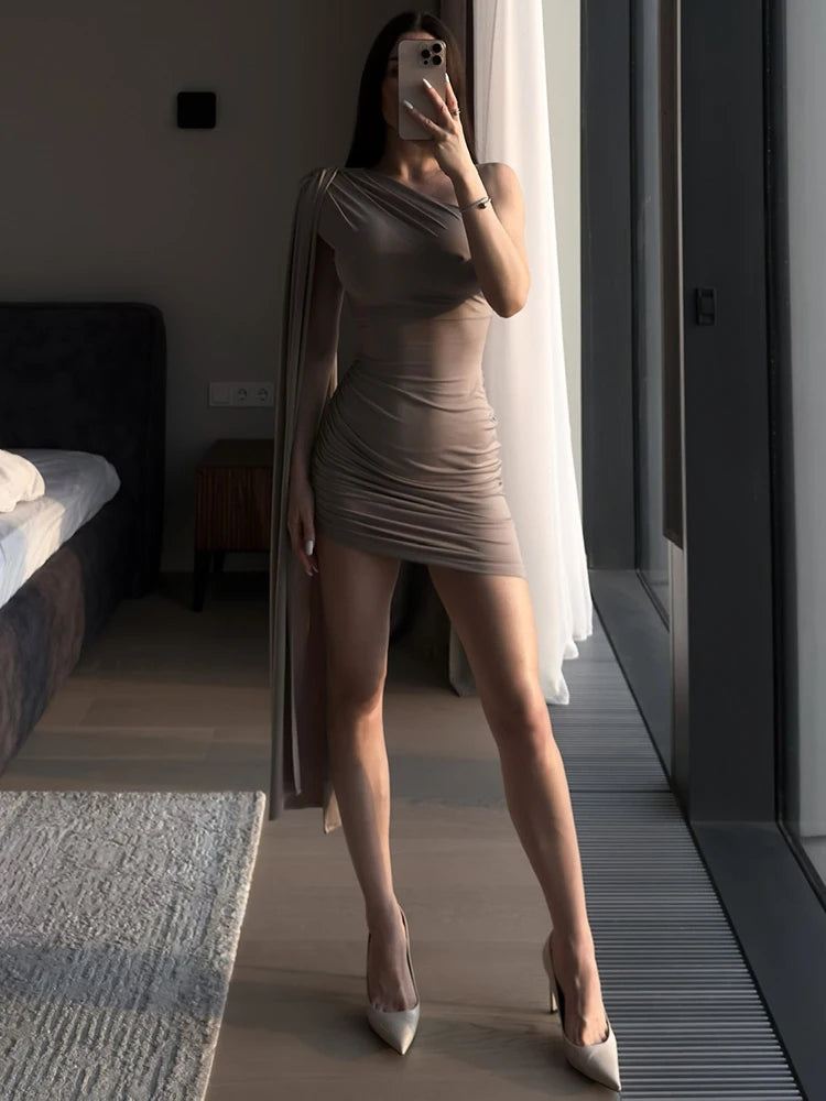 Mozision Schräge Schulter Backless Sexy Mini Kleid Frauen Robe Sommer Mode Unregelmäßige Ärmellose Hohe Taille Strand Club Kleid.