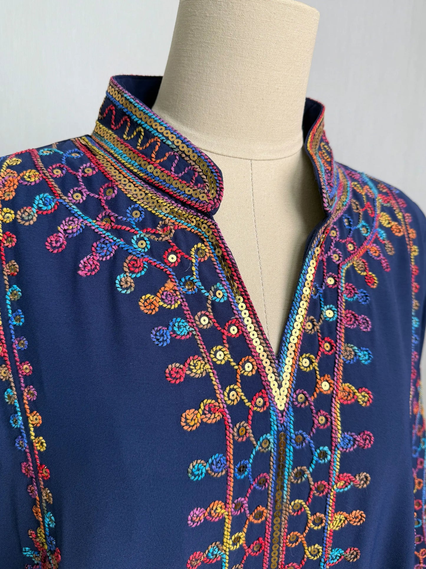 Dubai 2025 Hot Sell Moroccan Islam Women Style Yellow Abaya Intricate Hand Embroidered Patterns for Arabian Cultural Gatherings.