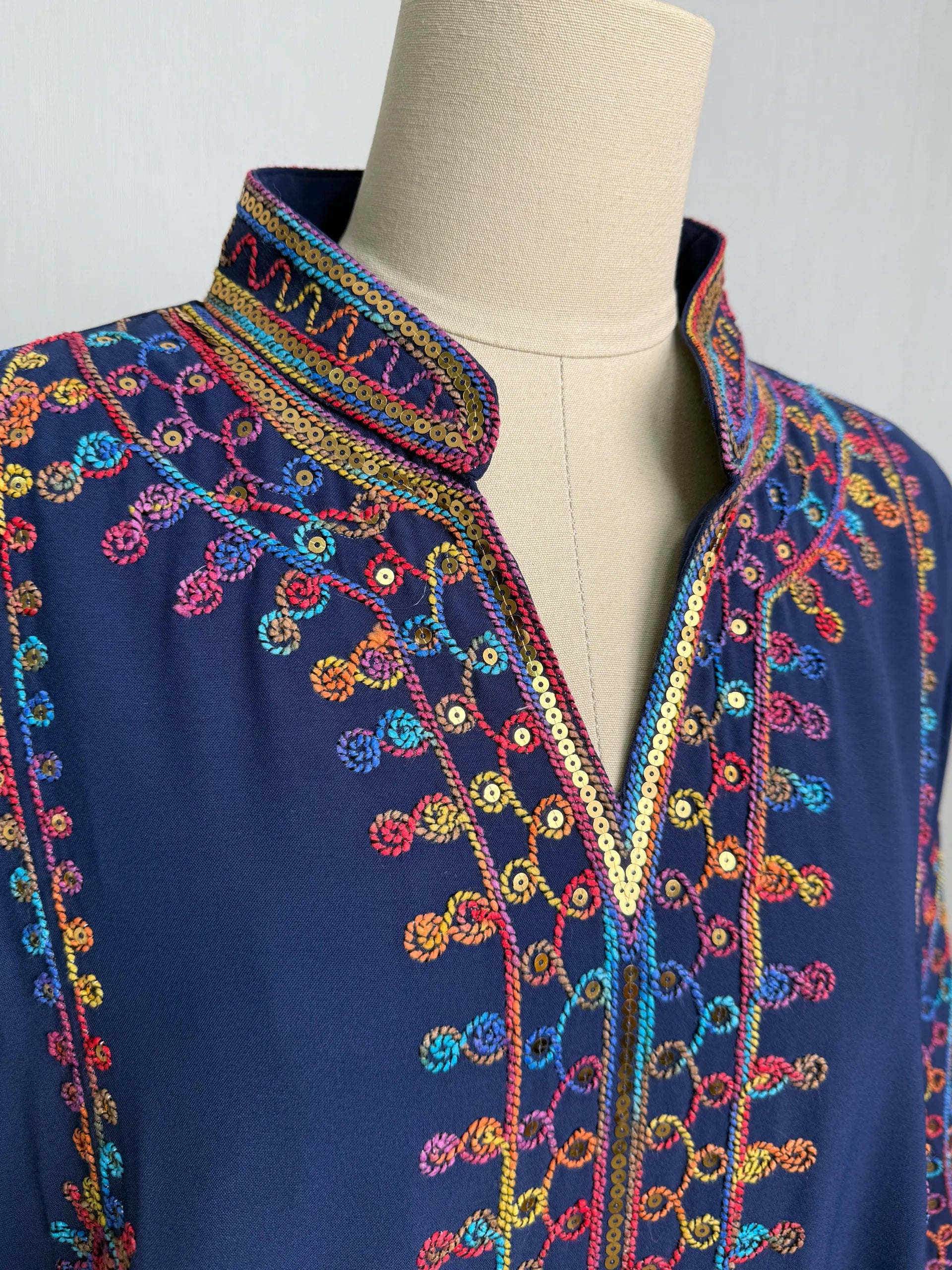 Dubai 2025 Hot Sell Moroccan Islam Women Style Yellow Abaya Intricate Hand Embroidered Patterns for Arabian Cultural Gatherings.