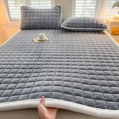 Winter Milk Velvet Mattress Toppers Thicken Quilted Bedsheet Student Bedspreads Washable Mattress Cover Queen Bedding Coverlets.