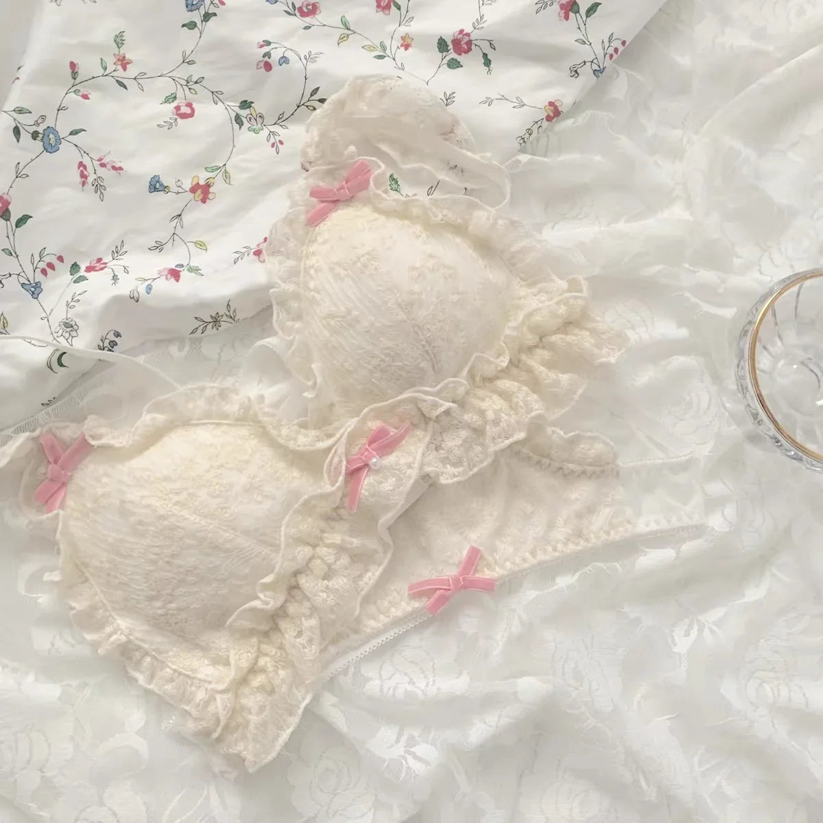 Japanese girl underwear female sweet cute pure desire without underwire bow lace edge thin bra set.