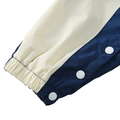 2025 Herbst winddichter Babyspielanzug für Neugeborene, Farbblock, Druckknopf, Kapuze, einteilig, 0–2 Jahre, Säuglings-Outdoor-Regenmantel-Overall.