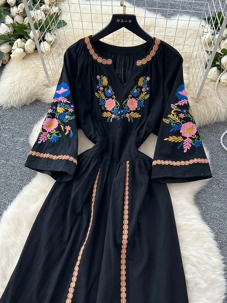 Sommer Freizeit Urlaub Langes Kleid für Frauen Neue Retro Ethnischen Stil Bestickt V-ausschnitt Ausgestellte Ärmel Taille Cinched Kleid D27.