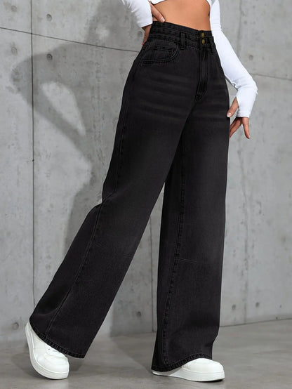 Women's straight jeans are casual in style with a comfortable fit with pockets, perfect for casual wear.