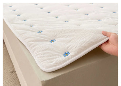 Removable Mattress Protector Thin Lightweight Bed Cover Fits All Sizes Easy to Clean.