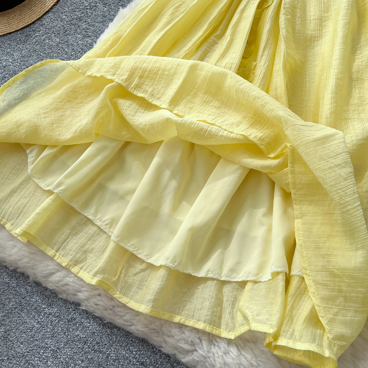 SINGREINY 2025, süßes Sommerkleid für Damen, Spaghettiträger, plissiert, 3D-Blumenmuster, schickes Sommerkleid, Fairycore, unregelmäßiges Kleid.