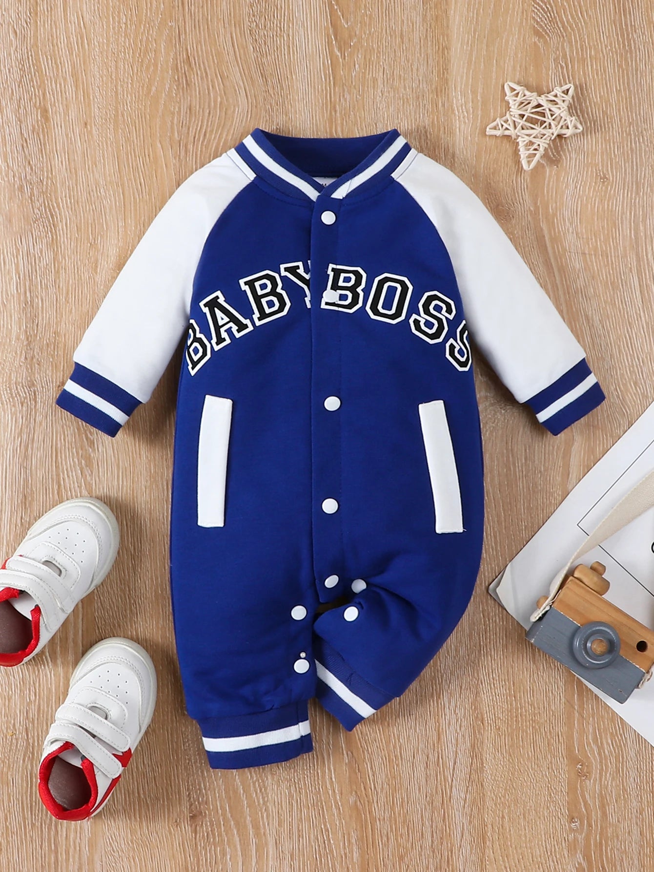 Modischer, langärmliger, süßer und personalisierter Baby-Jungen-Overall mit Rundhalsausschnitt und Buchstabendruck.