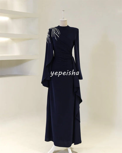 Maßgeschneiderte glitzernde Jersey-Falten, gerüscht, drapiert, mit Perlen besetzt, mit Pailletten, gerader, hoher Kragen, lange Kleider, maßgeschneiderte Anlasskleider im Retro-Stil.