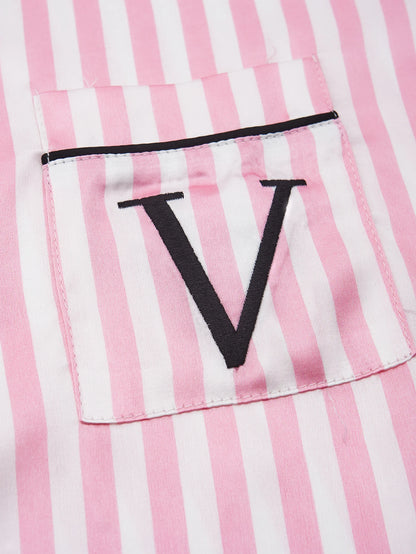 Klassisches Pyjama-Set mit gestreiftem Aufdruck und Taschenbuchstaben, kurzärmeligen langen Hosen, Satin-Nachtwäsche mit Reverskragen und Knopfdetail.