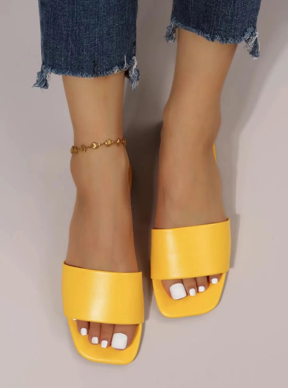 Women Fashion Sandals 2025 New Summer Flat Shoes Square Toe Slip-on Girls Indoor Street Slippers Plus Size Beach Slides.