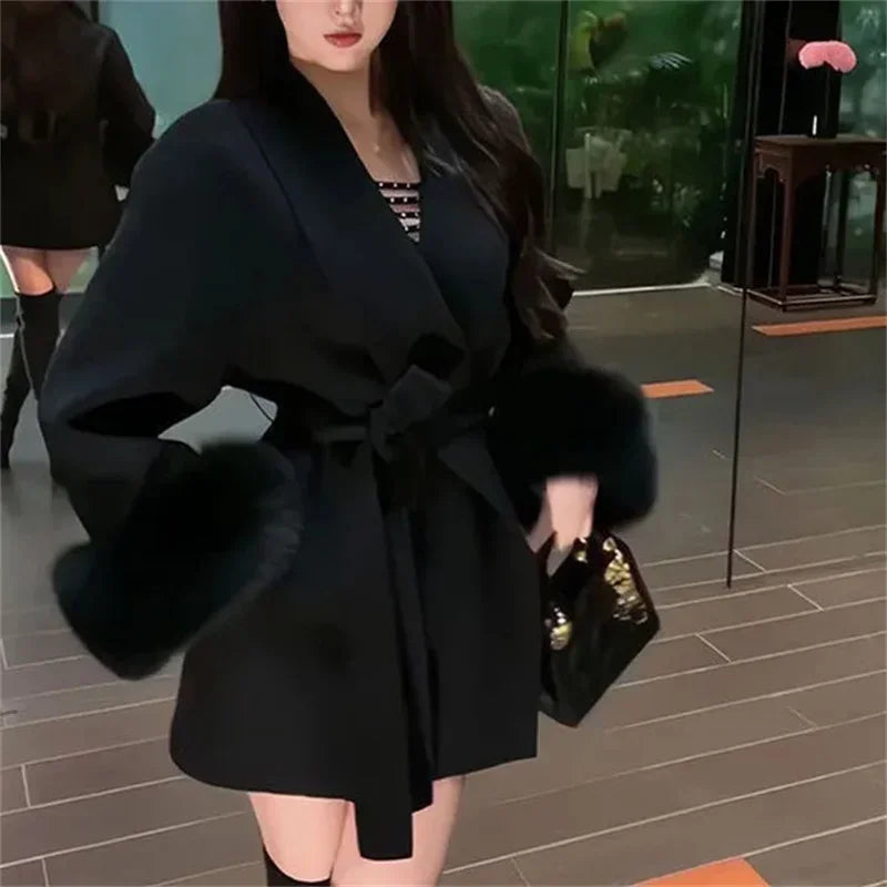 Grauer Wollmantel mit Krawatten-Taillenkollektion für Damen im Herbst und Winter 2024, neuer langärmeliger, lockerer High-End-Cape-Mantel, mittellanges Oberteil