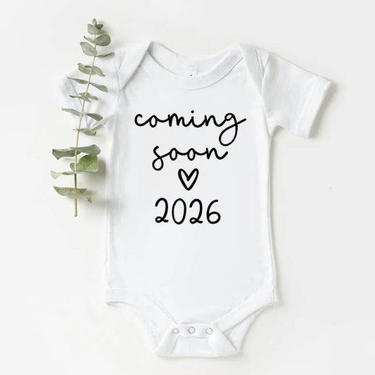 Bald 2026 Baby-Ankündigungskleidung für Neugeborene, Sommer-Bodys für Jungen und Mädchen, Strampler für Schwangere, enthüllt Kleidung