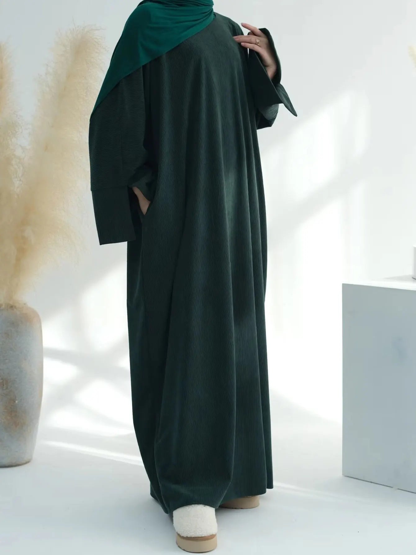 2025 New Arrival Turkey Dubai Muslim Winter Abaya Corduroy Women Closed Abaya Loose Daily Wear Muslim Long Winter Dress.