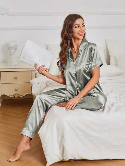 Pyjama-Set aus Satin mit Herz-Stickerei, lässig, kurzärmelig, Knopfleiste, Reverskragen, Oberteil und Hose, Damen-Nachtwäsche