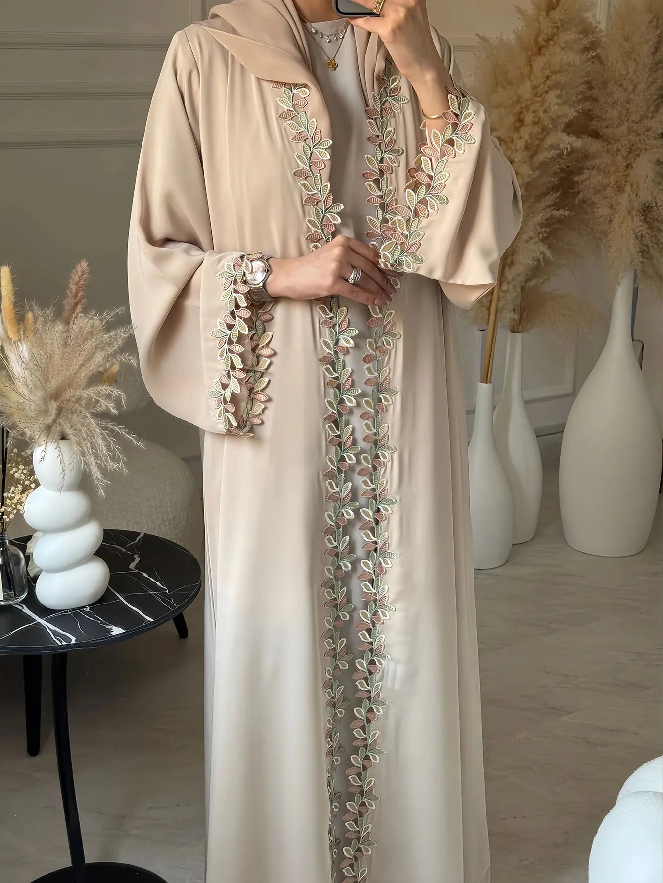 Dubai Elegante beige Abaya für muslimische Frauen – ingewöhnlich gefertigt mit mehrfarbigem Stickerei-Stück in islamischer bescheidener Mode.