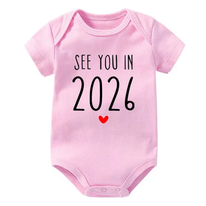 Wir sehen uns im Jahr 2026 Schwangerschaftsankündigung Baby Strampler Baumwolle Kleinkind Overall Sommer Kurzarm Neugeborene Jungen Mädchen Body