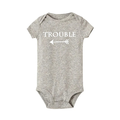 Neugeborenen Baby Bodys Doppel Ärger Twin Kinder Unisex Kurzarm Strampler Playsuits Outfits Jungen Mädchen Geboren Krabbeln Kleidung.