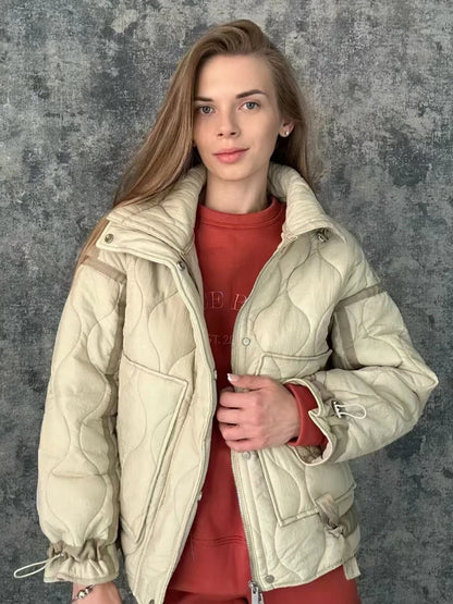 ZBZA Women's Quilted Loose Jacket Mantel Drawstring hoher Kragen Reißverschluss lange Ärmel Versteckter Knopf Doppeltaschen Clip Baumwolle Outerwear Herbst Winter Neue Weibliche Chic Mantel.