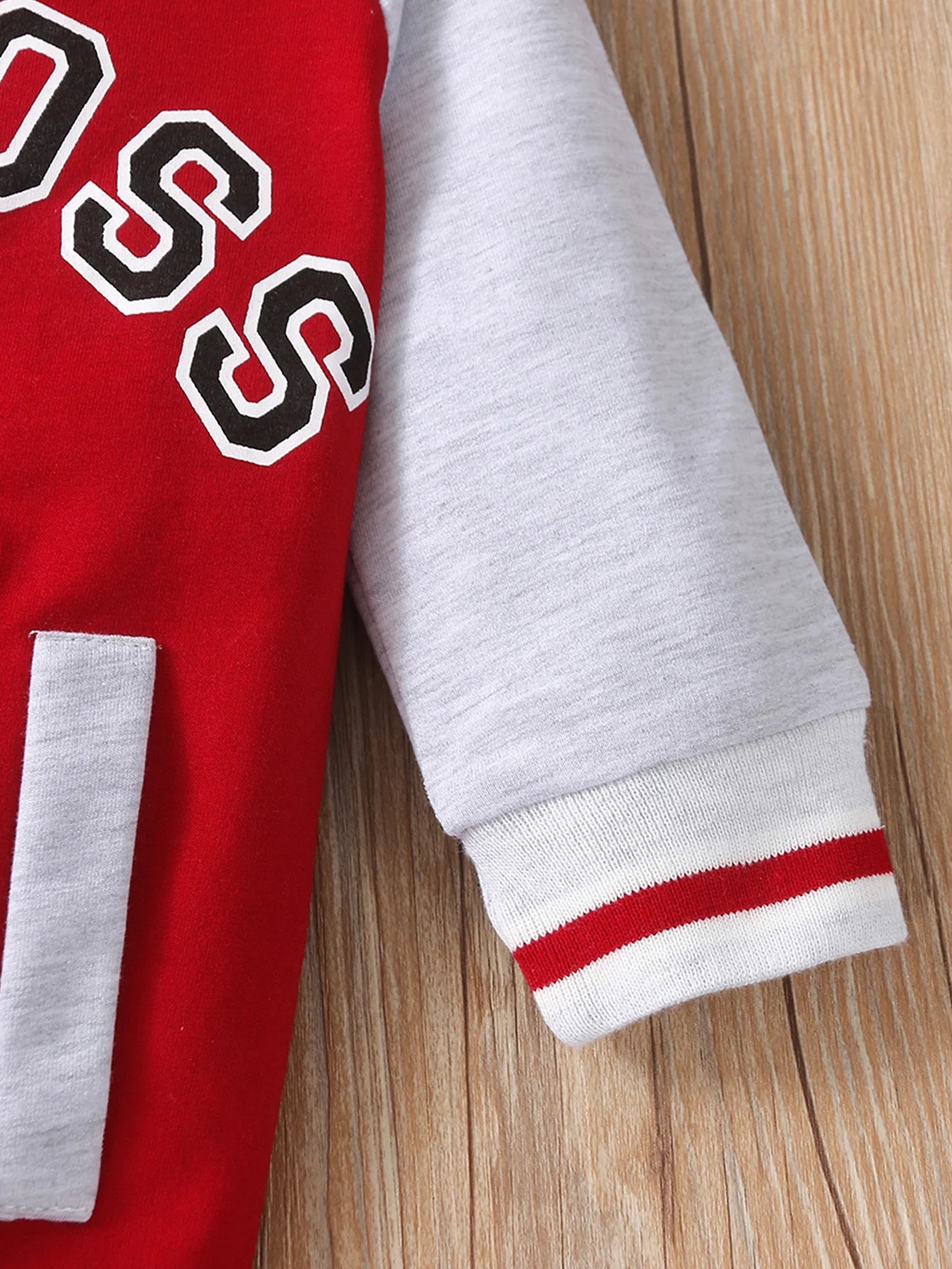 Modischer, langärmliger, süßer und personalisierter Baby-Jungen-Overall mit Rundhalsausschnitt und Buchstabendruck.