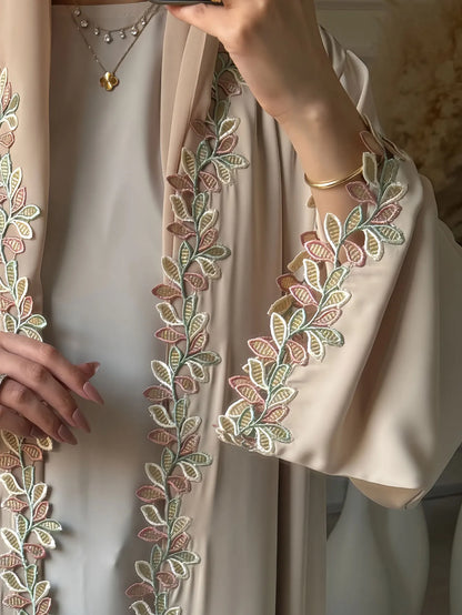Dubai Elegante beige Abaya für muslimische Frauen – ingewöhnlich gefertigt mit mehrfarbigem Stickerei-Stück in islamischer bescheidener Mode.