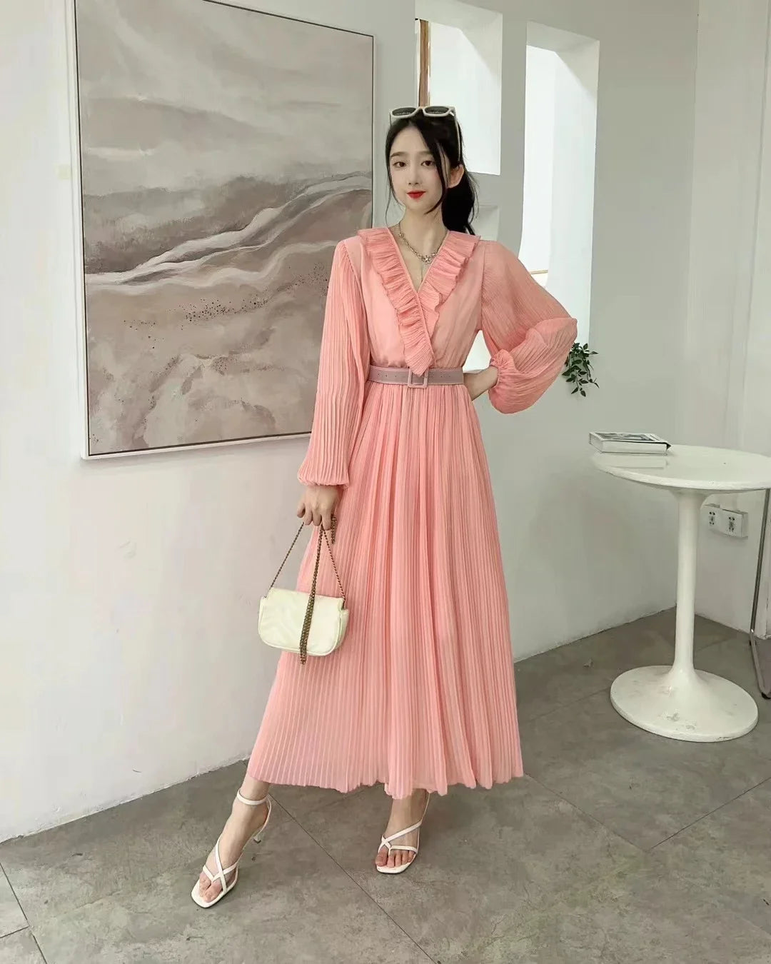 2023 neue Frühling Herbst Frauen Rüschen V-ausschnitt Langarm Gürtel Dünne Lange Kleid Hohe Qualität Mode Big Hem Chiffon Plissee Kleid.