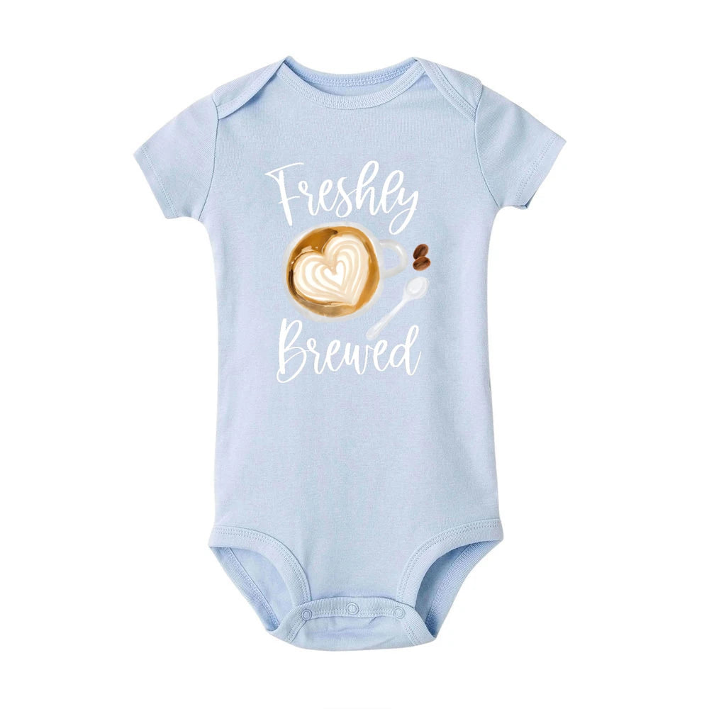 Frisch gebrühter Baby-Strampler, Kaffee, Schwangerschaftsankündigung, Neugeborenen-Body, Outfit, Kaffee, Babyparty, Geschenk, niedliche Säuglingskleidung.