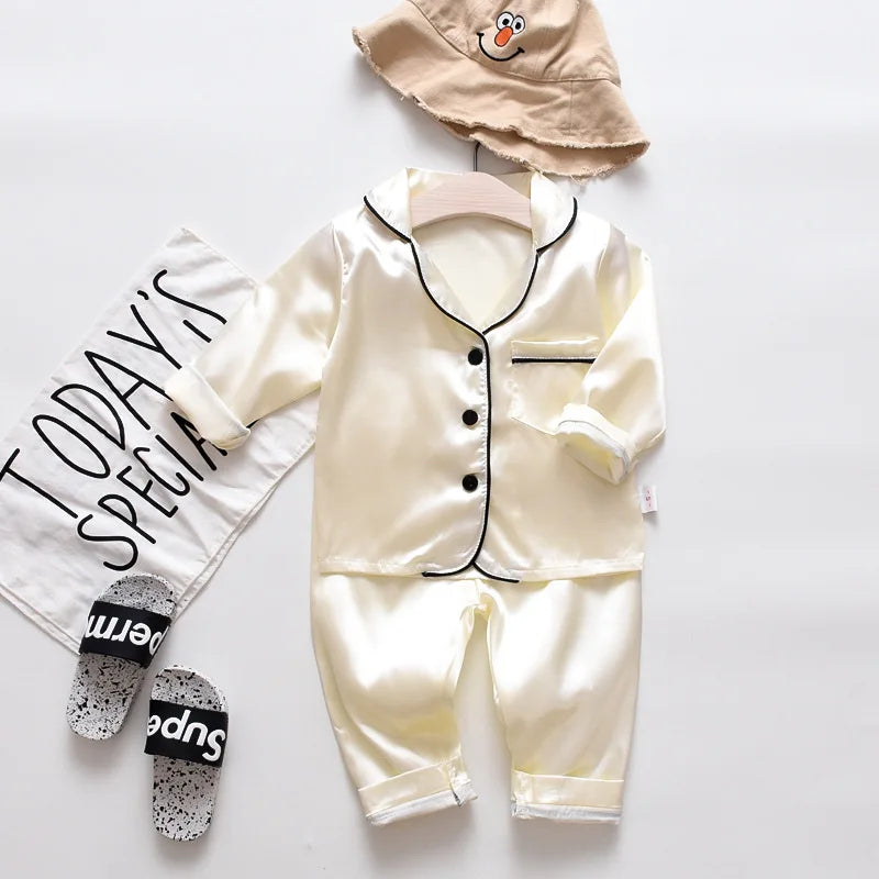 Koreanische Version des Kinder-Pyjama-Sets aus Seidensatin mit langen Ärmeln und Hose, zweiteiliges einfarbiges Cartoon-Set für männliche Babys.