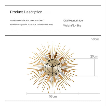 Strahlende Sonnenwanduhr mit goldenen Eisenstangen und Eisenplatten mit orangefarbenen Flammen, robustes Design, symbolisiert Hoffnung und Wohlstand