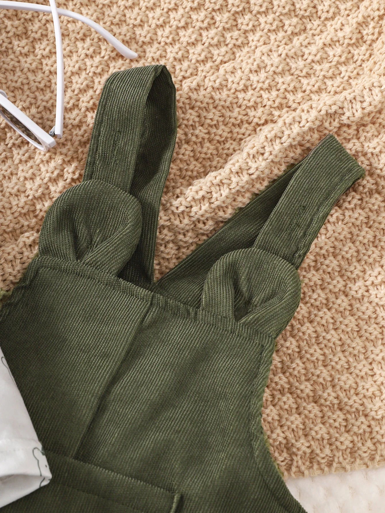 3-24 Monate Baby niedlichen kleinen Bären bedruckte Kleidung Set weiß lang ärmel ige Top grüne Riemen Hose Herbst Set für Kleinkind Mädchen.