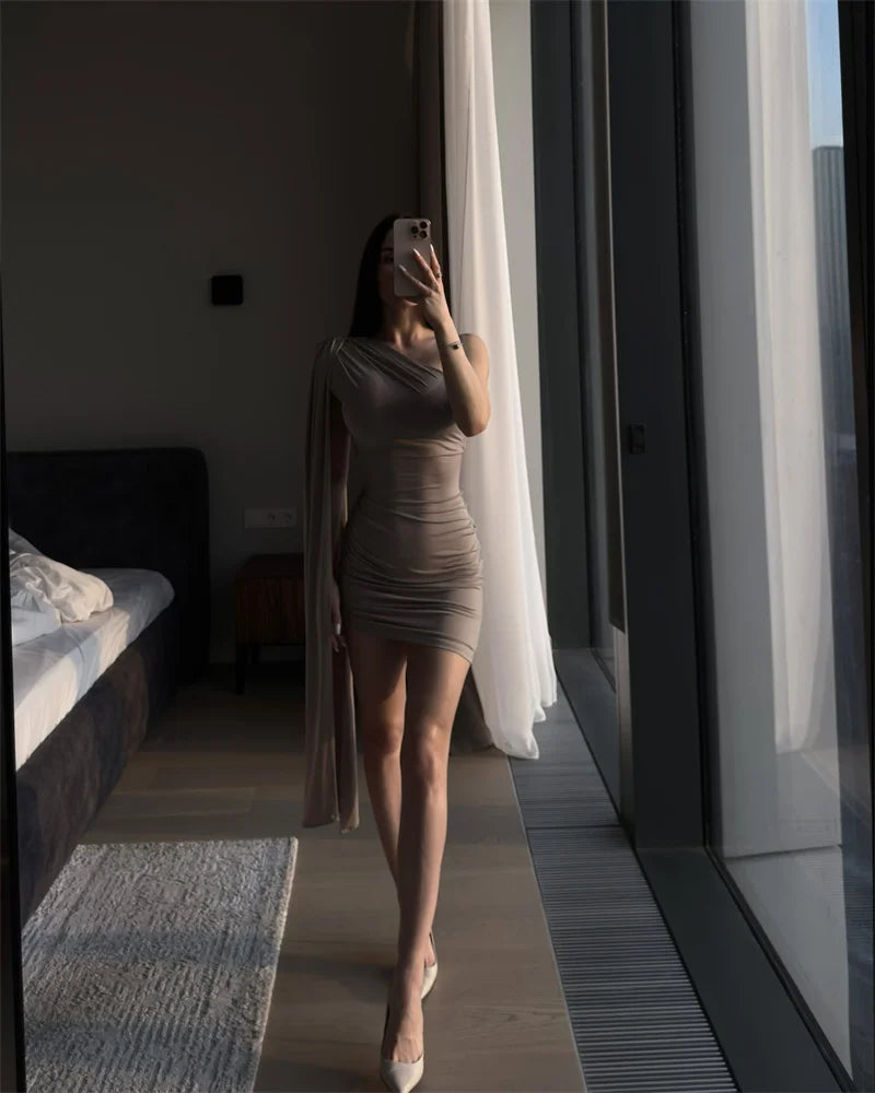 Mozision Schräge Schulter Backless Sexy Mini Kleid Frauen Robe Sommer Mode Unregelmäßige Ärmellose Hohe Taille Strand Club Kleid.