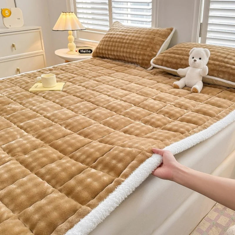 Warm Mattress Topper Quilted Bed Mat Cover Velvet Bed Linen Plush Mattress Protection Pad Матрасы Для Кровати (No Pillowcase).