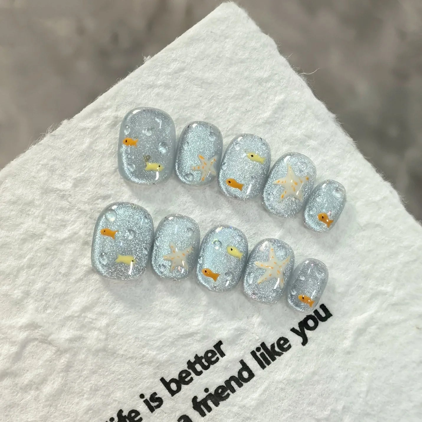 10pcs/set Handmade Press-On Nails - Blue Glossy Fish & Bubbles Design Short Oval Fake Nails with Cat Eye Effect False Nails.