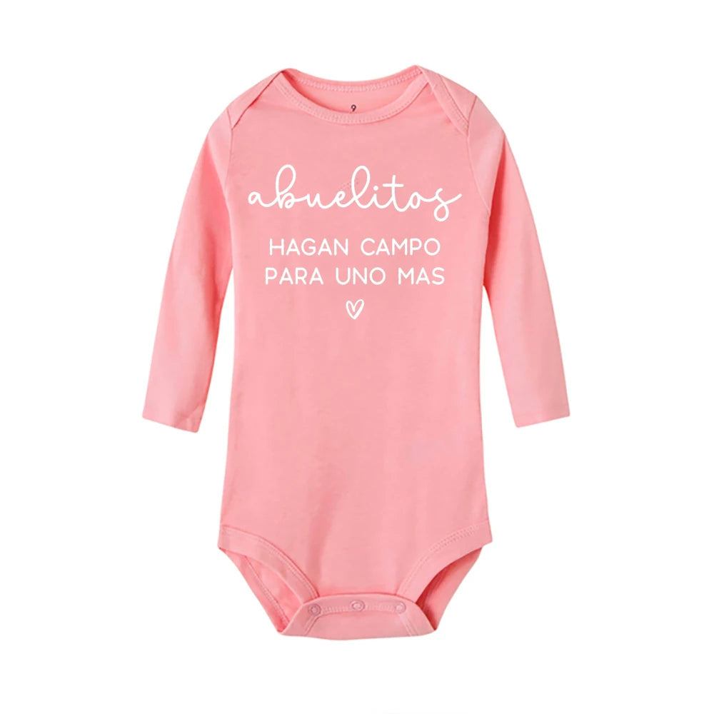 Großeltern machen Zimmer für ein weiteres Kleinkind mit langen Ärmeln, Strampler, Baby-Ankündigung, Neugeborenen-Body, Schwangerschafts-Enthüllungskleidung.