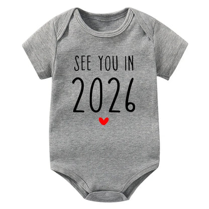 Wir sehen uns im Jahr 2026 Schwangerschaftsankündigung Baby Strampler Baumwolle Kleinkind Overall Sommer Kurzarm Neugeborene Jungen Mädchen Body
