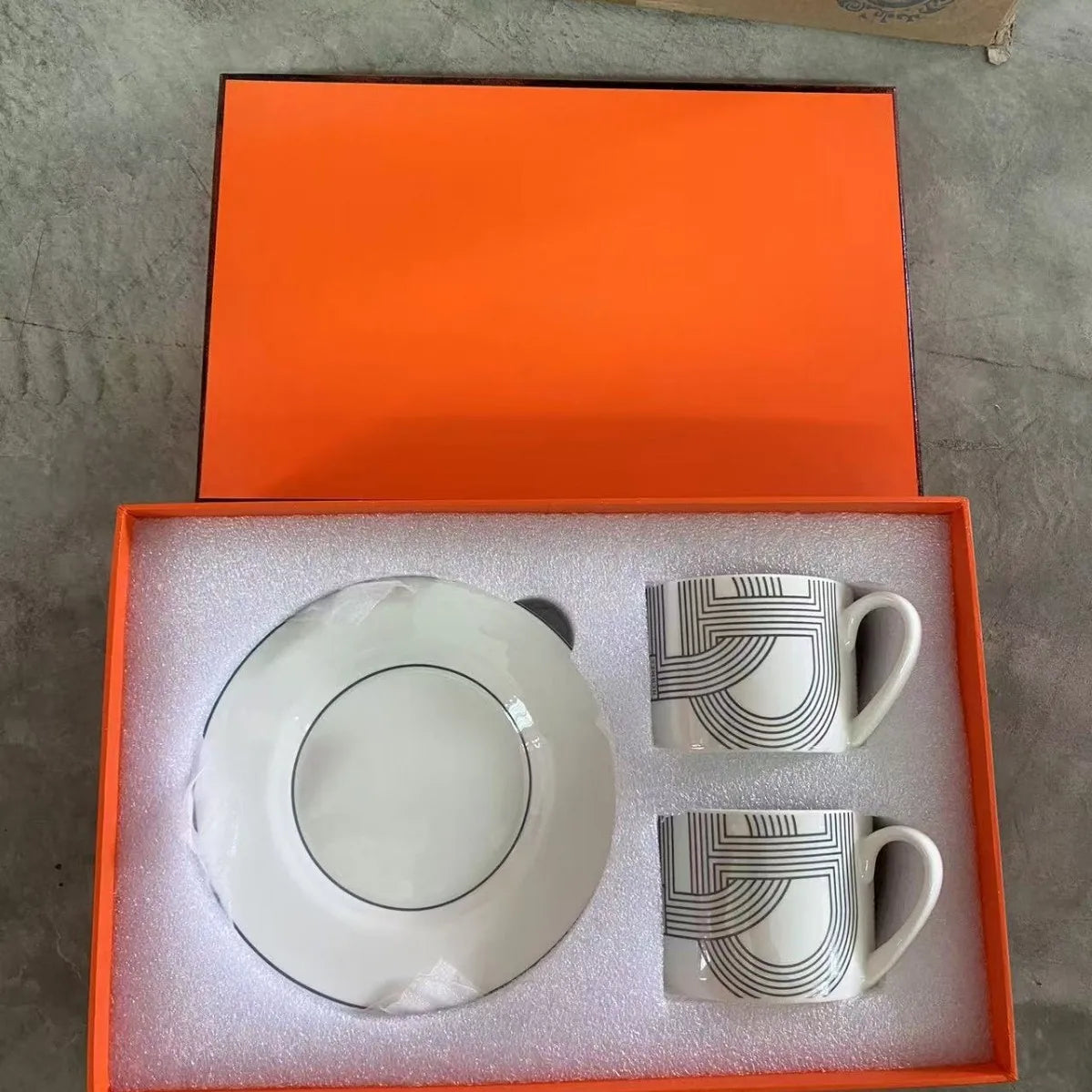 Red, Blue, Gray Tiger Series  Animal Images Bone Porcelain Coffee Cup Plate European Afternoon Tea Cup and Saucer Set Gift Box